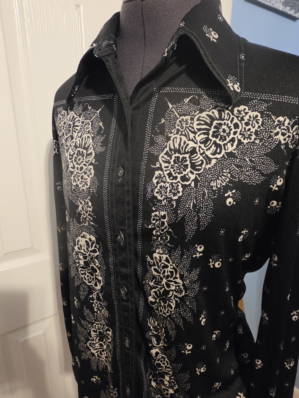 Source Unknown Black Button-Down Shirt with Cream Floral Embroidery